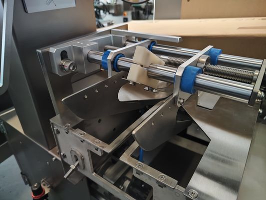 Máquina de embalaje de almohadas de alimentos congelados para una capacidad de producción de 25-100 paquetes/minuto