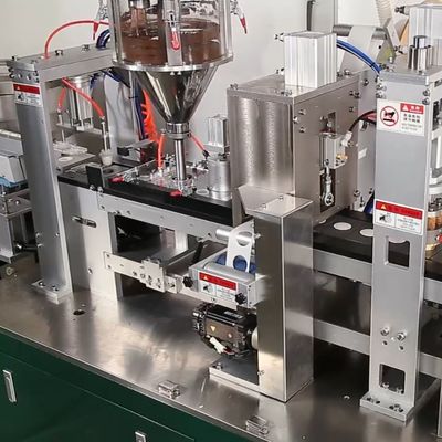 0Máquina de llenado de cápsulas de café de línea estrecha con brazo de salida oscilante